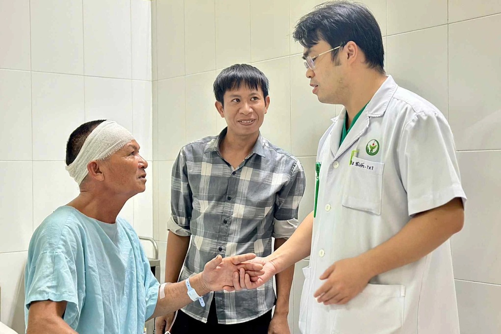 Tôn cứa đứt chân, chấn thương vì sập nhà do bão Bualoi - 1