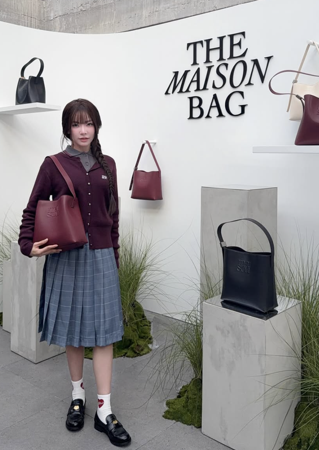 Tôn dáng và thời thượng cùng chân váy ngắn xếp ly- Ảnh 1.