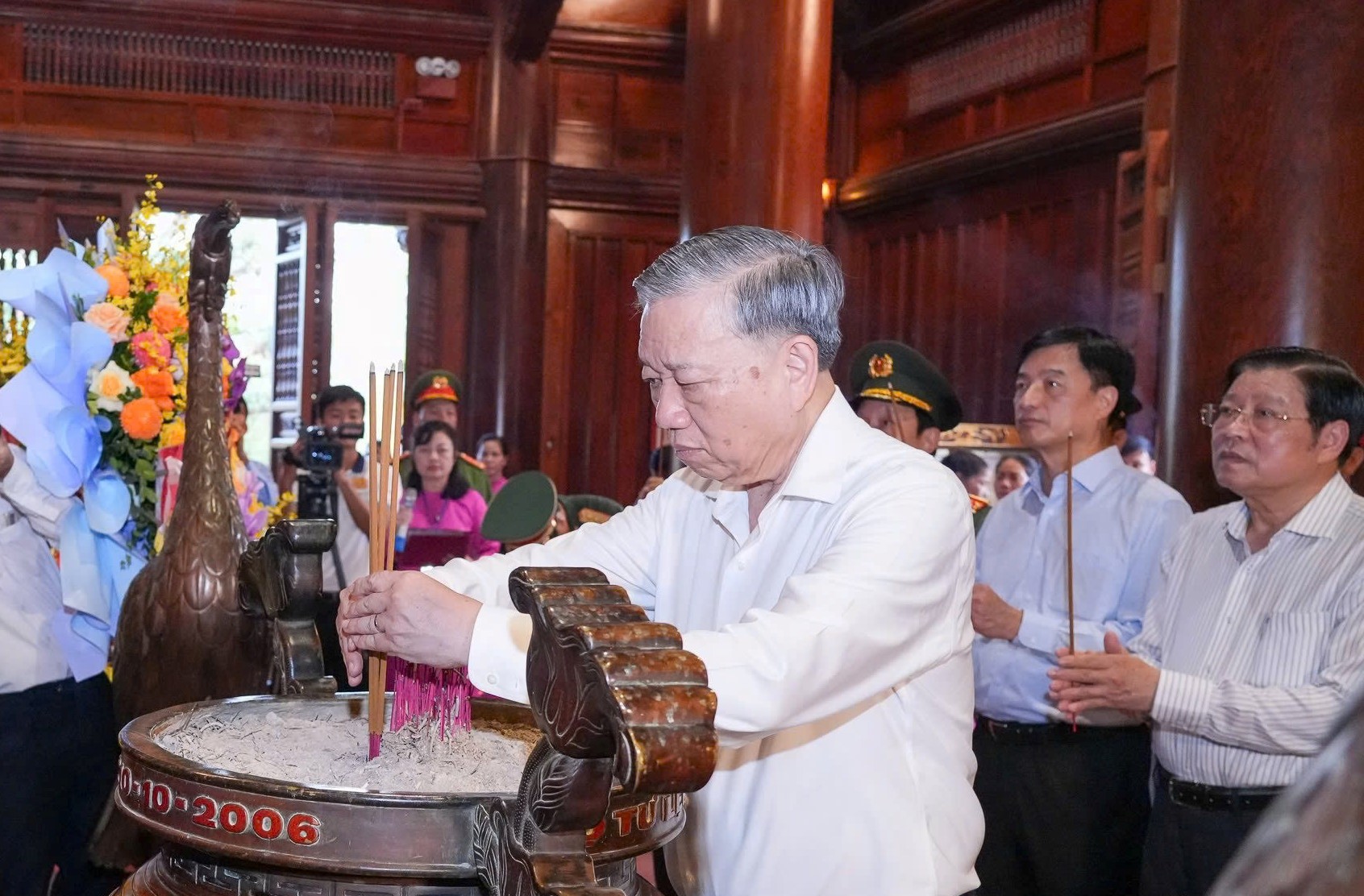 Tổng Bí thư Tô Lâm dâng hương tưởng nhớ Chủ tịch Hồ Chí Minh  - Ảnh 1.