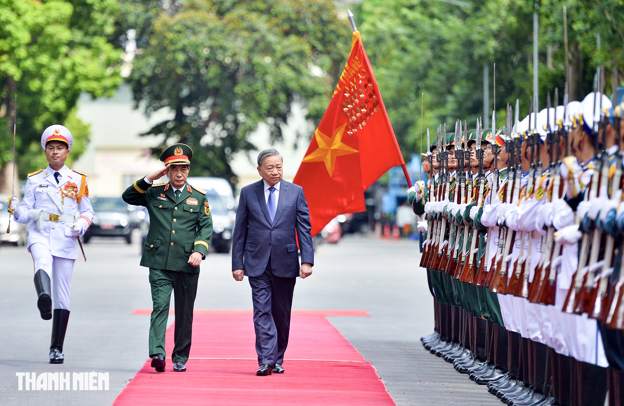 - Ảnh 1. Tổng Bí thư Tô Lâm thăm dàn khí tài hiện đại của quân đội Việt Nam - Ảnh 1.