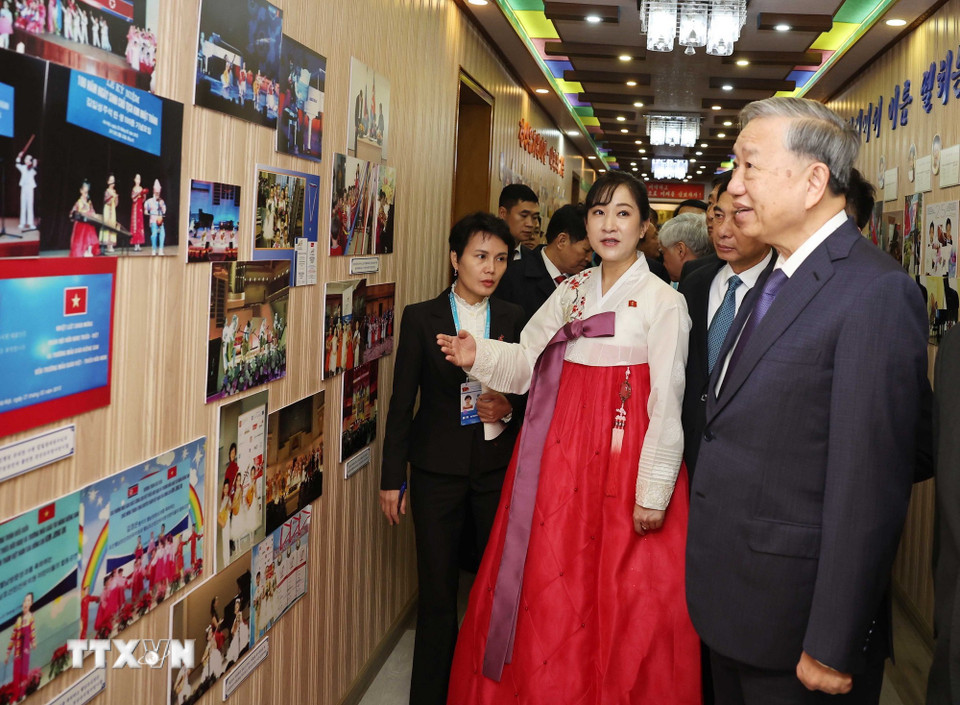 Tổng Bí thư Tô Lâm thăm lớp học mang tên Chủ tịch Hồ Chí Minh - Ảnh 1.