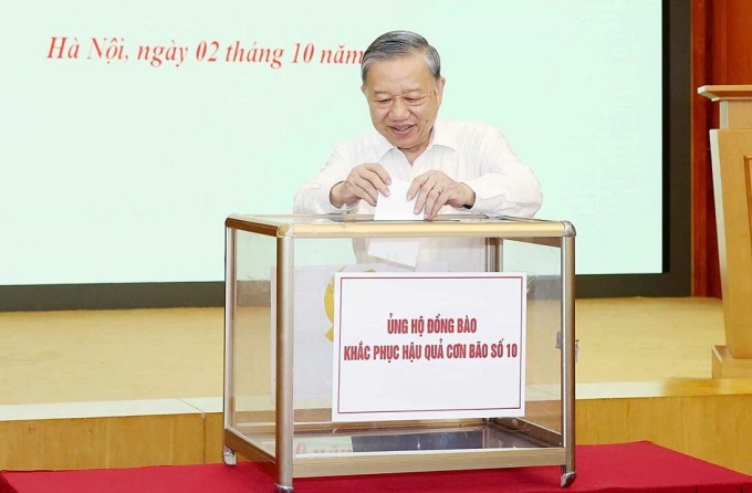 Tổng Bí thư Tô Lâm quyên góp ủng hộ người dân bị ảnh hưởng bởi bão Bualoi, chiều 2/10. Ảnh: Đảng Cộng sản