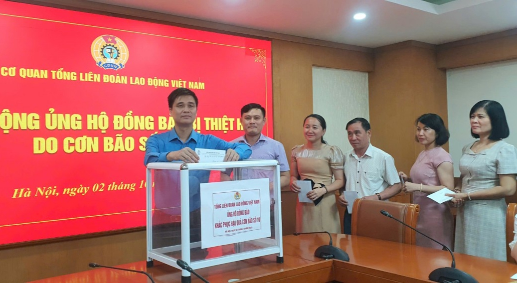 Tổng LĐLĐ Việt Nam phát động ủng hộ đồng bào bị thiệt hại do bão số 10 - Ảnh 1.