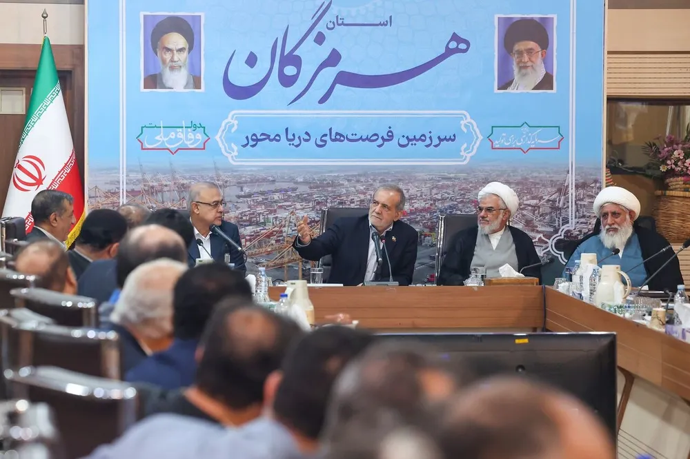 Tổng thống Iran Masoud Pezeshkian (giữa) trong chuyến thăm tới tỉnh Hormozgan, nằm bên Vịnh Ba Tư hôm 2-10. Ảnh: IRNA Iran di dời thủ đô.jpg