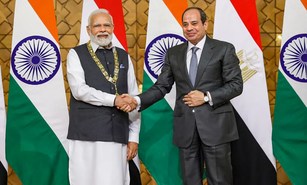 Tổng thống Ai Cập Abdel Fattah El-Sisi trao tặng Thủ tướng Ấn Độ Narendra Modi Huân chương sông Nile hồi năm 2023. Ảnh: PTI Tổng thống Trump và chuyến công du Trung Đông lấp lánh huân chương