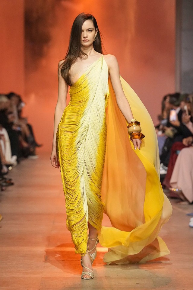 Tông vàng mặt trời khuấy động mùa thu, khiến nàng đẹp rực rỡ, trẻ trung- Ảnh 1.