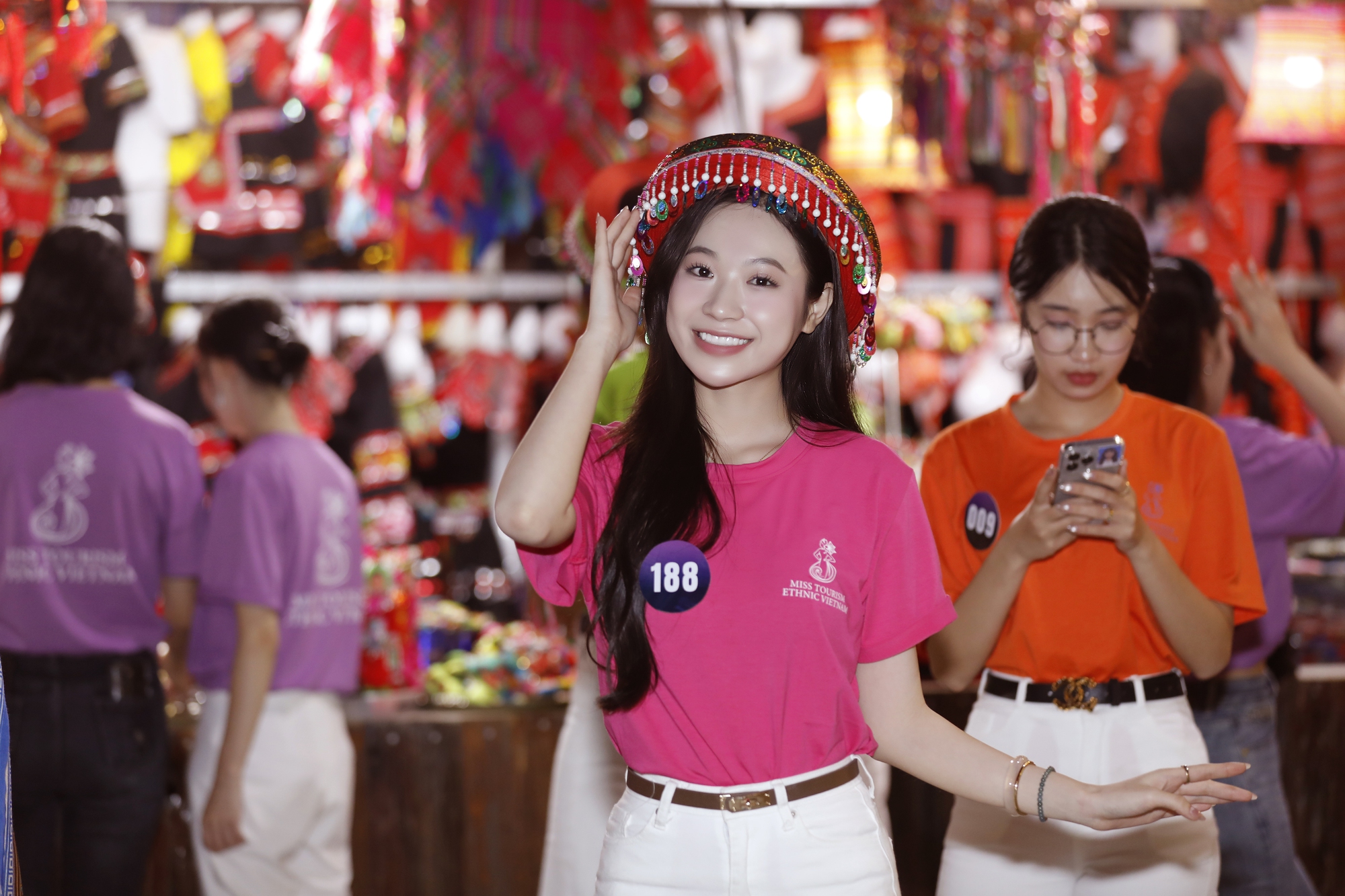 Top 30 Hoa hậu Du lịch Dân tộc Việt Nam 2025 hái chè, quảng bá vẻ đẹp Mộc Châu - Ảnh 1.