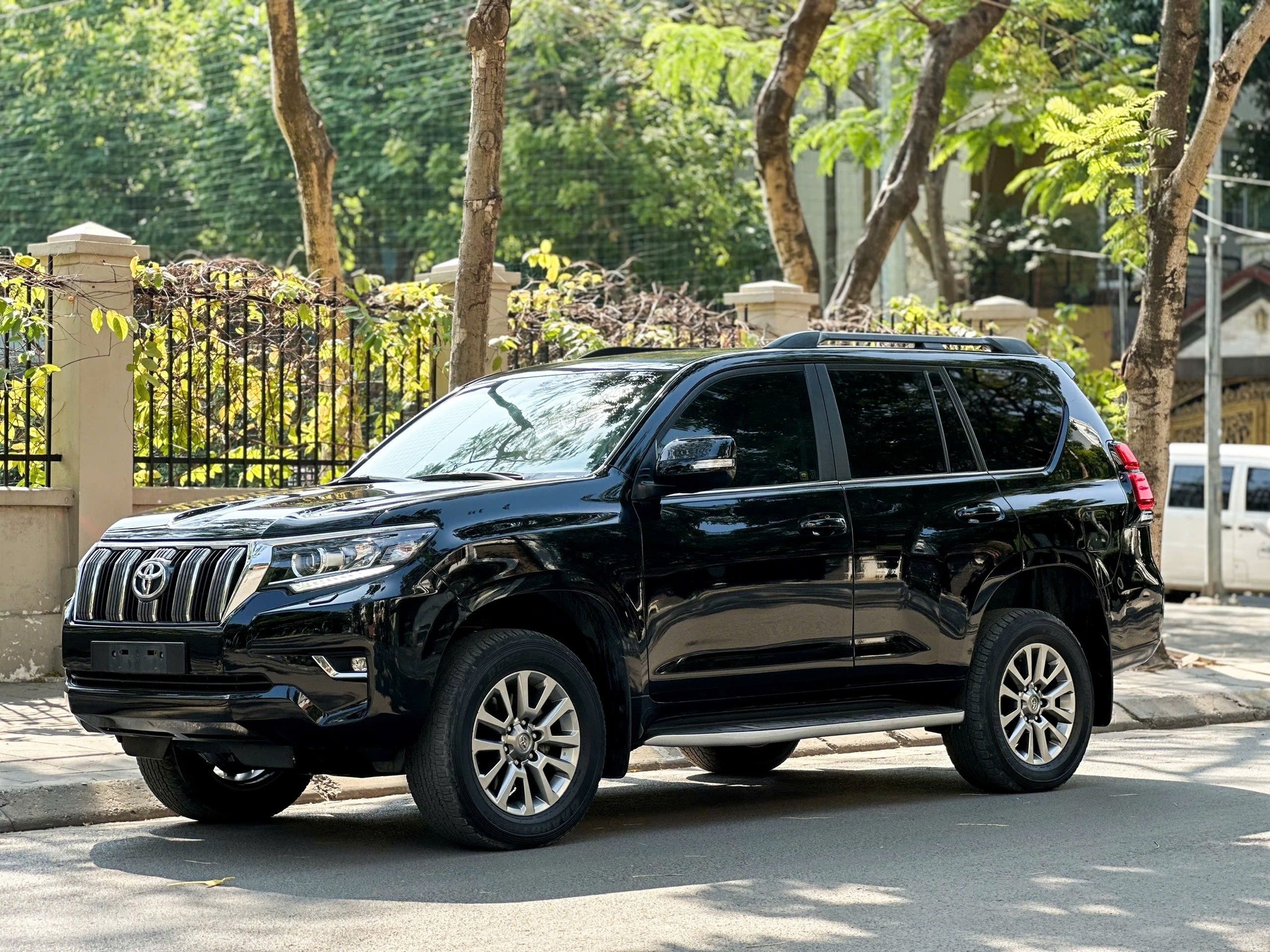 Sử dụng 4 năm, Toyota Land Cruiser Prado cũ vẫn rao giá hơn 2,2 tỉ đồng - Ảnh 1.
