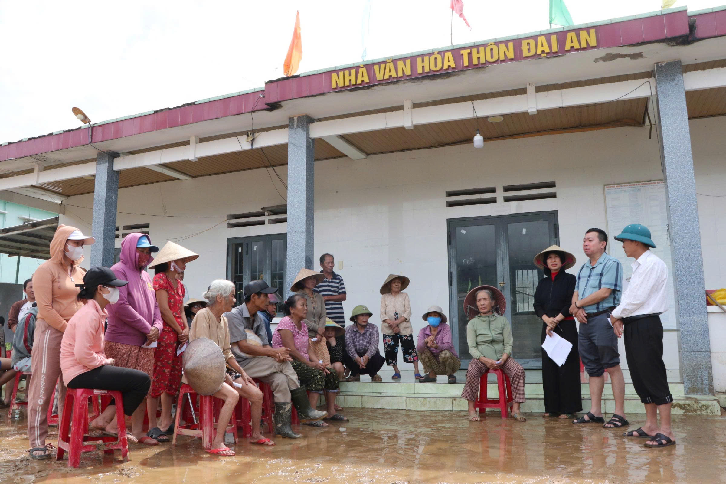 Trái tim miền Trung đến với vùng rốn lũ của Đà Nẵng - Ảnh 1.