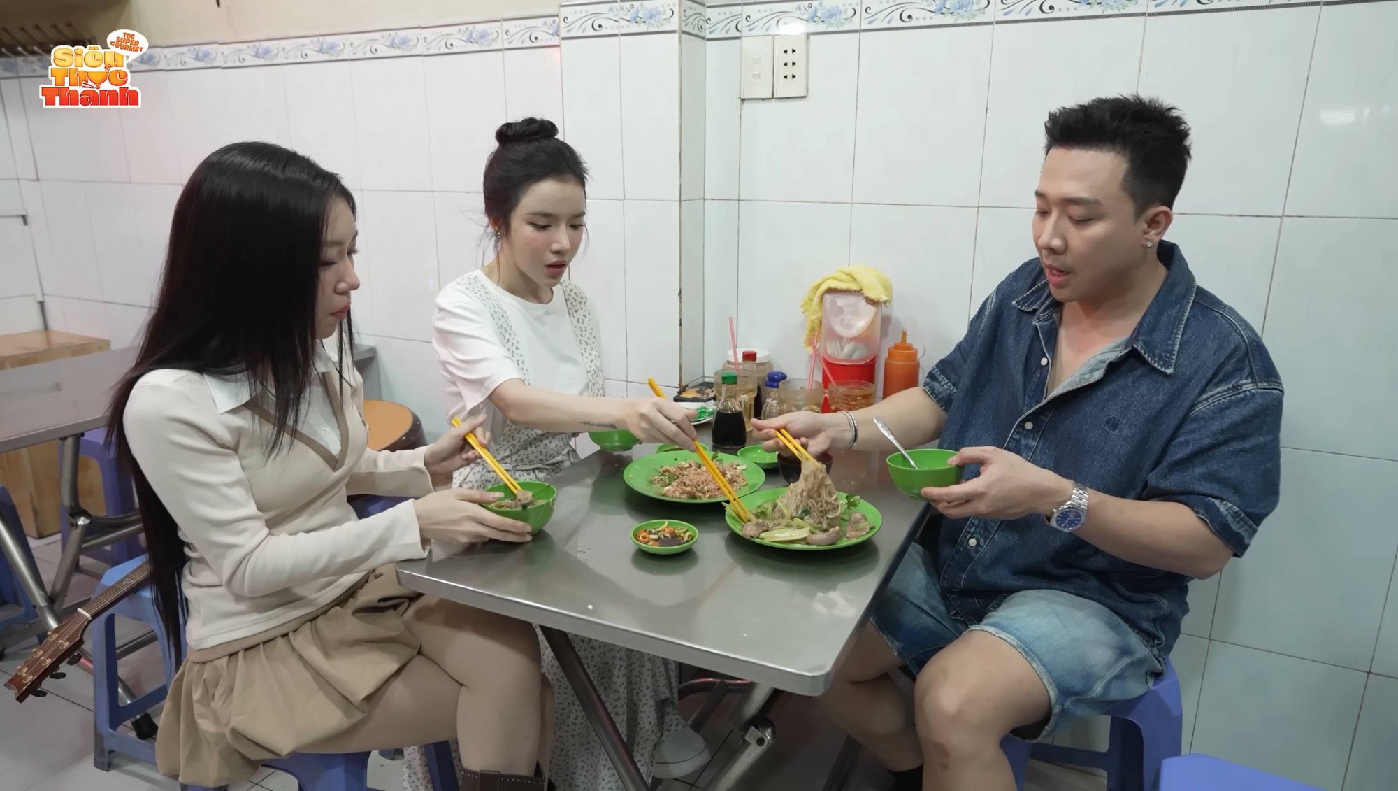 Trấn Thành dẫn 2 gái xinh đi án hủ tiếu xào 