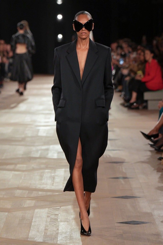 Trang phục không phom dáng lại gây sốt trong mùa mới- Ảnh 1.