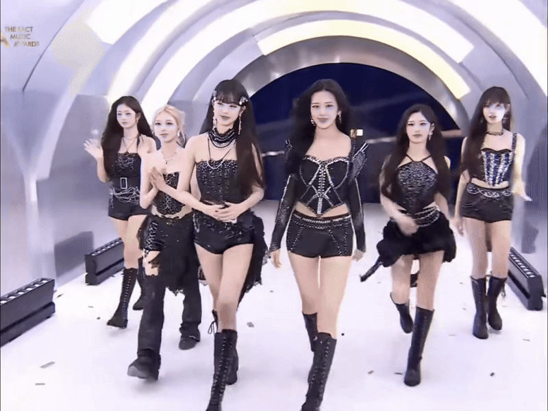 Soi cảnh Jang Wonyoung tranh nhau cầm cúp với thành viên cùng nhóm, thái độ lườm nguýt là sao đây?- Ảnh 2.