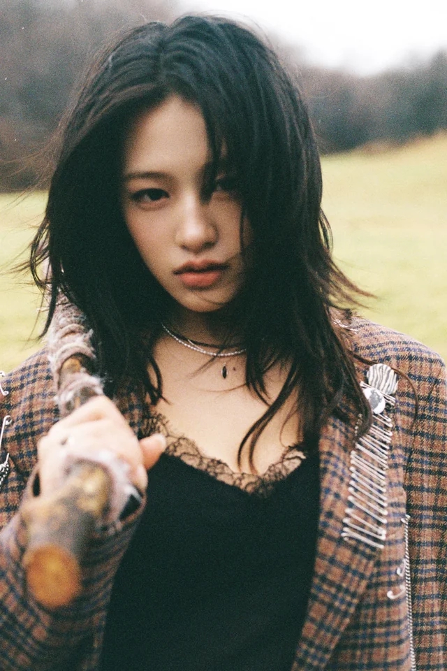 Soi cảnh Jang Wonyoung tranh nhau cầm cúp với thành viên cùng nhóm, thái độ lườm nguýt là sao đây?- Ảnh 4.