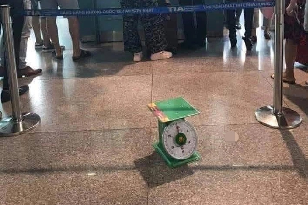 Tranh cãi chiếc cân kém sang ở sân bay - 1