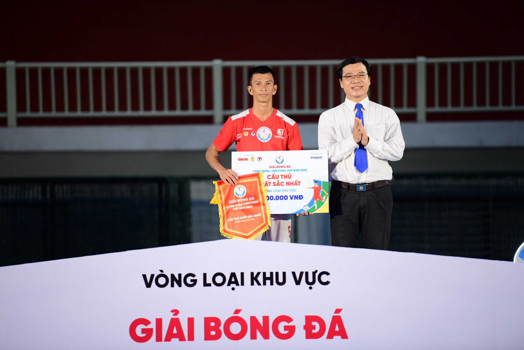 Trao thưởng Cầu thủ xuất sắc nhất trận ở Giải bóng đá công nhân, viên chức 2025 - Ảnh 1.