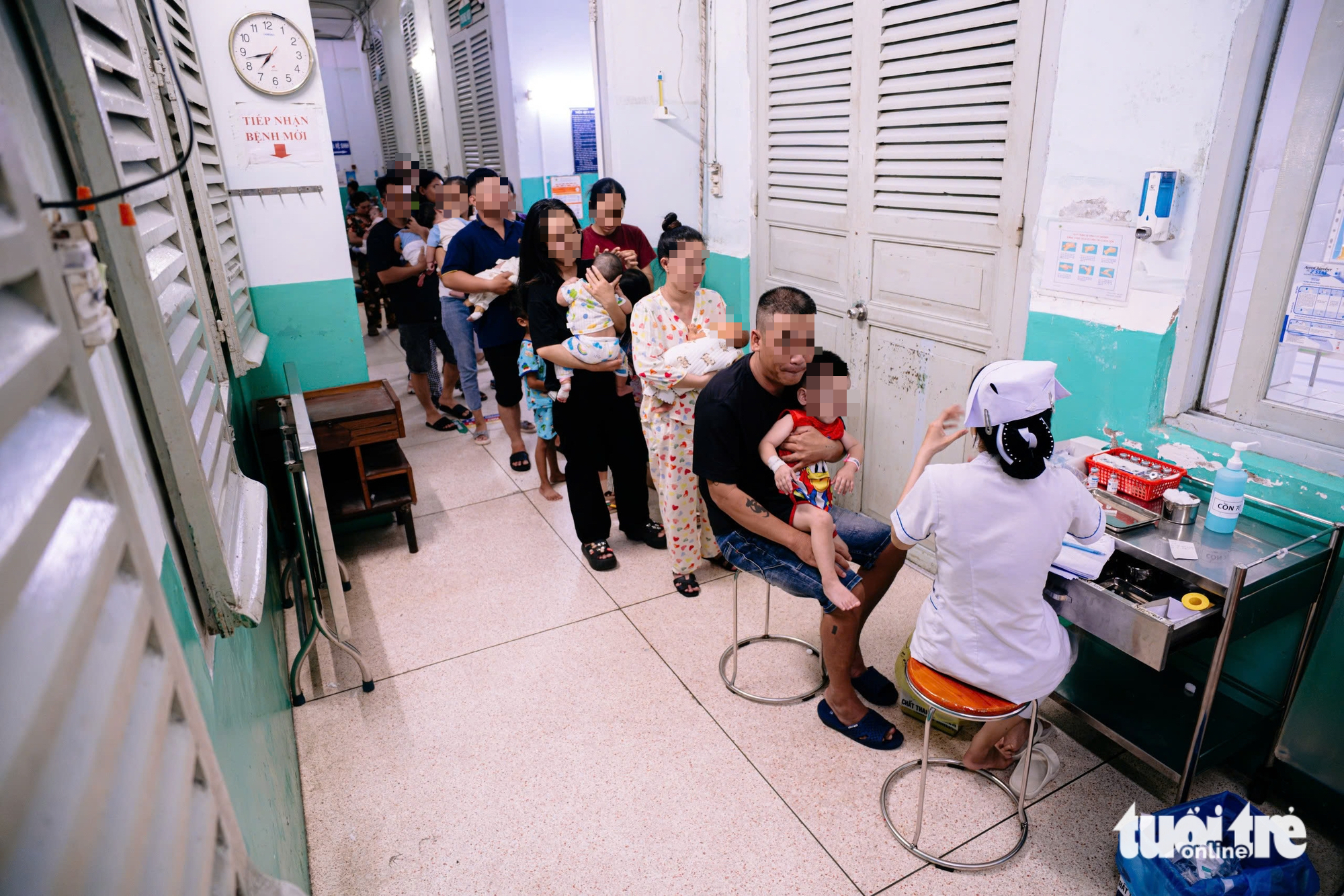 Trẻ mắc bệnh hô hấp tăng, 9 y bác sĩ xuyên đêm chăm gần 200 bệnh nhi 1 bệnh hô hấp - Ảnh 1.