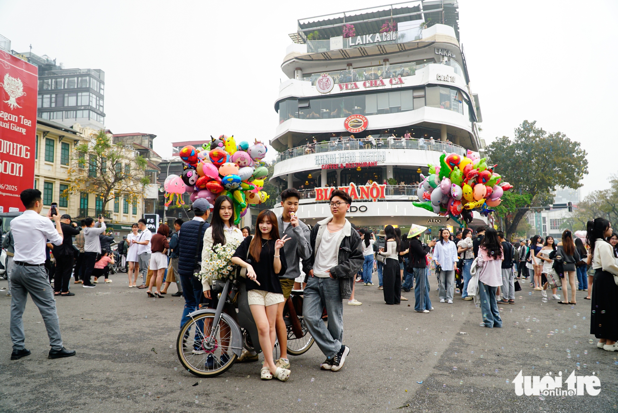 Trend check-in Hàm cá mập chưa hết hot, ngưng mưa lại thi nhau chụp hình - Ảnh 1.