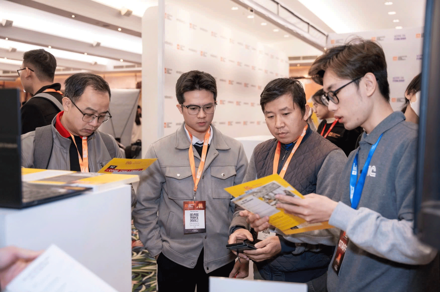 Treo lương trăm triệu tìm người phù hợp 1 Treo lương trăm triệu tìm người phù hợp - Ảnh 1.