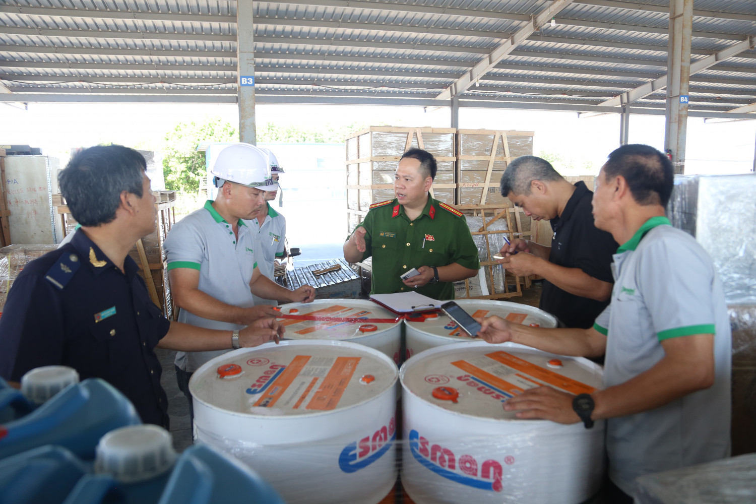 Triệt phá đường dây buôn lậu hàng gia công tại Cửa khẩu Bắc Luân 2 gây thiệt hại lớn - Ảnh 1.