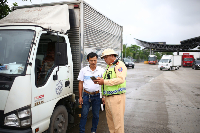 Lực lượng cảnh sát giao thông làm nhiệm vụ trên cao tốc Hà Nội - Hải Phòng. Ảnh: Phạm Chiểu