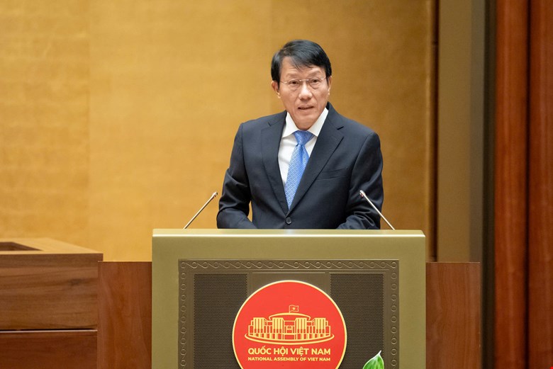 Bộ trưởng Bộ Công an Lương Tam Quang trình bày tờ trình tại phiên họp, có quy định về phươngt iện vận tải hành khách. Ảnh: Phạm Thắng - Ảnh 1.