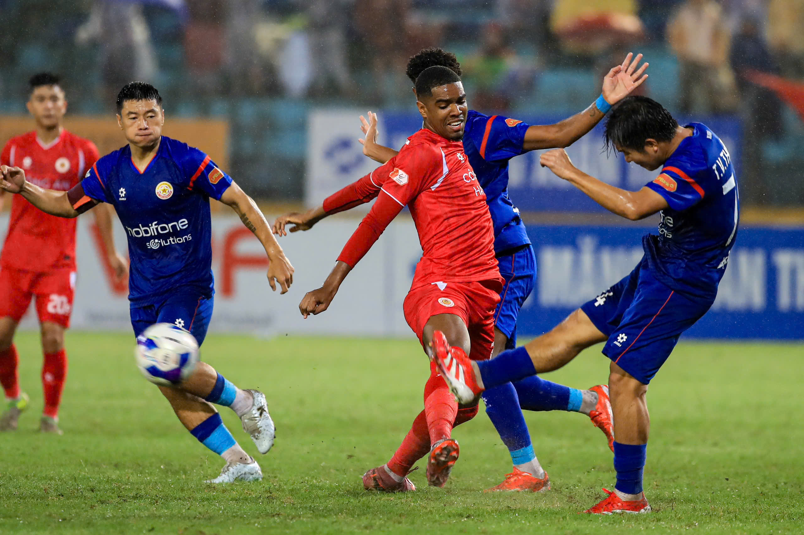 Trò cưng HLV Kim Sang-sik bất lực, PVF-CAND trắng tay trên sân CLB CAHN- Ảnh 1.