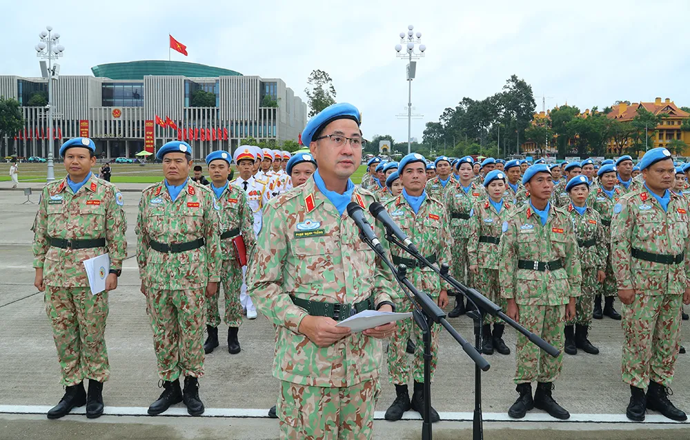 Thiếu tướng Phạm Mạnh Thắng, Bí thư Đảng ủy, Cục trưởng Cục Gìn giữ hòa bình Việt Nam, chủ trì buổi lễ báo công dâng Bác. Ảnh: MOD cuc-gin-giu-hoa-binh-viet-nam-bao-cong-dang-bac-.crdownload