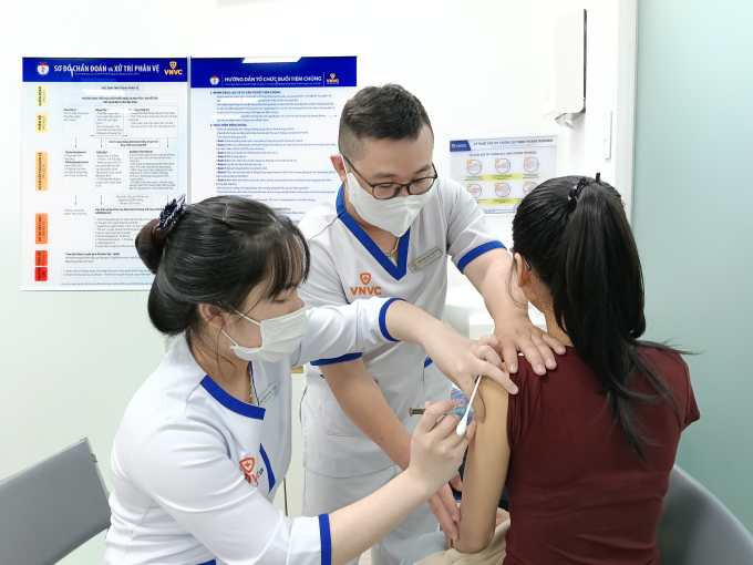 Cô gái tiêm vaccine HPV tại Hệ thống Tiêm chủng VNVC để phòng bệnh chủ động. Ảnh: Hoàng Dương
