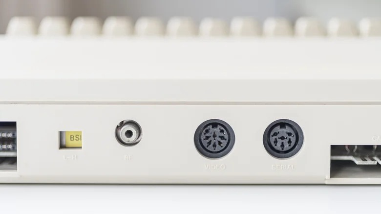 Trước khi có USB, người dùng máy tính đã phải 'đau đầu' ra sao? 1 Trước khi có USB, người dùng máy tính đã phải sống khổ sở ra sao? - Ảnh 1.