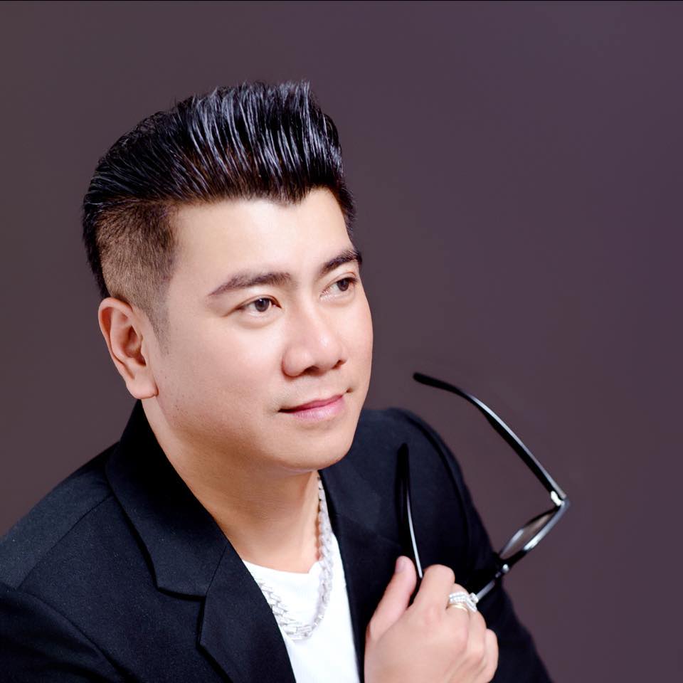 Nam ca sĩ điển trai như tài tử cực đắt show hội chợ, chuyện sở hữu đế chế nghìn tỷ đồng thực hư ra sao?- Ảnh 1.