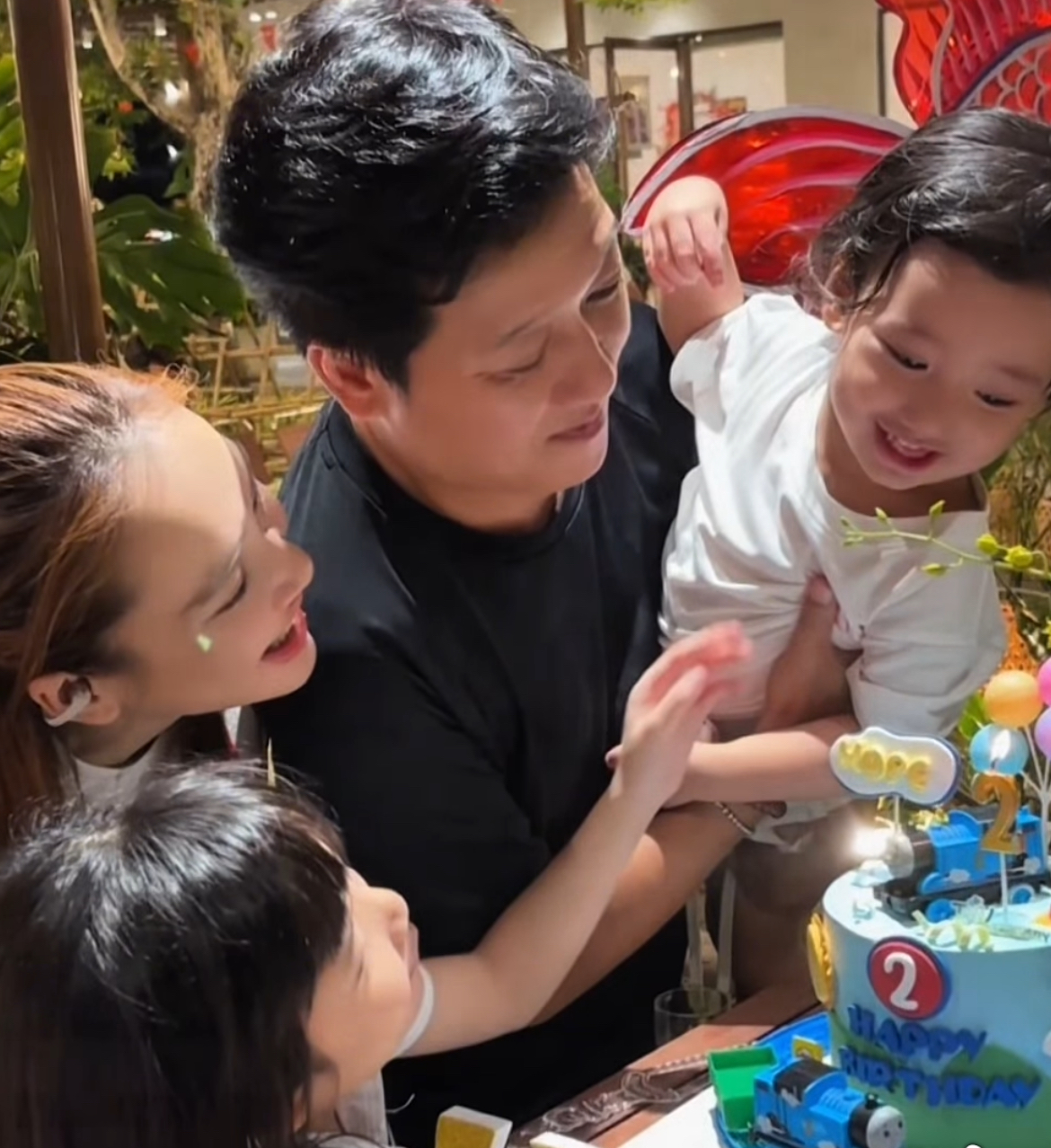 Trường Giang công khai ảnh rõ nét dung mạo con trai - Ảnh 2.