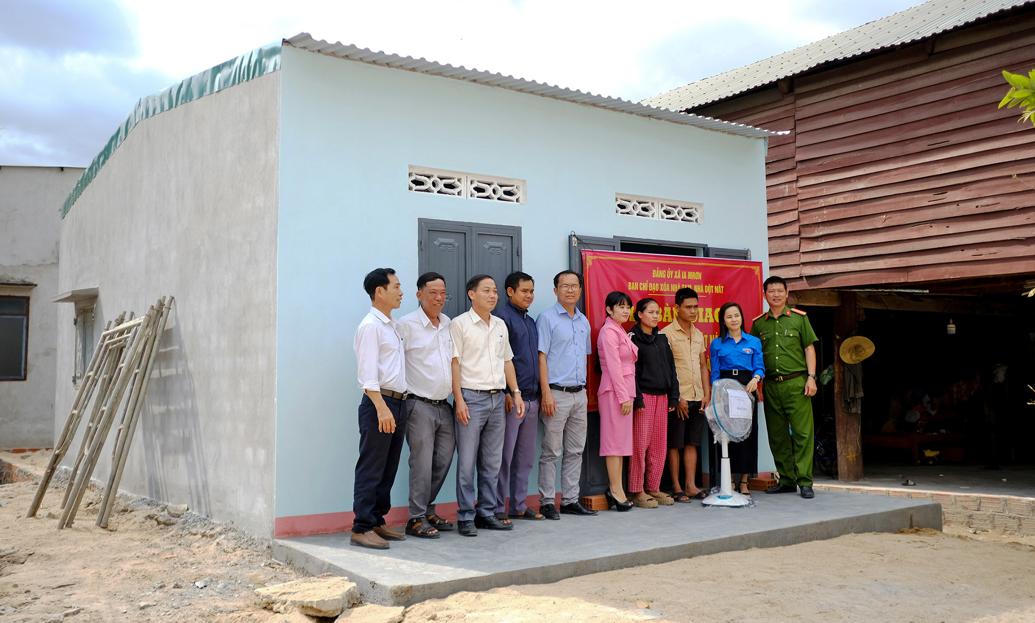 Anh trưởng công an xã bỏ tiền xóa nhà tạm cho dân - Ảnh 1. nhà tạm - Ảnh 1.