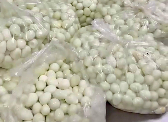 Trứng cút được phụ huynh trường Tiểu học Cự Khê phát hiện có mùi, sáng 15/10. Ảnh cắt từ clip