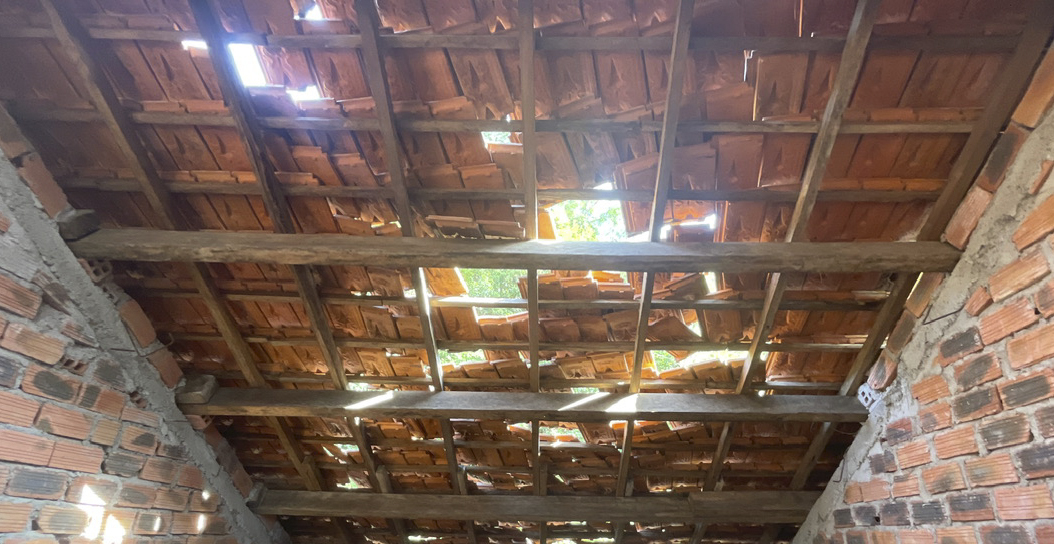 Trường học hư hỏng, phải chuyển chỗ ở học sinh 1 Trường học ở Quảng Ngãi hư hỏng sau hàng loạt trận động đất trong đêm - Ảnh 1.