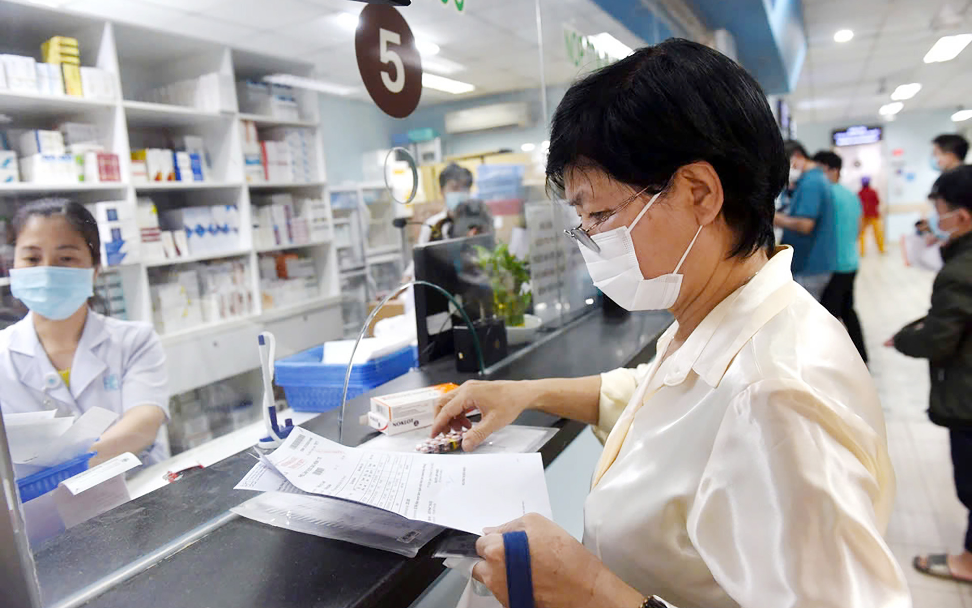 Chính thức từ 1-7, người bệnh mạn tính được cấp thuốc ngoại trú trên 30 ngày - Ảnh 1. cấp thuốc - Ảnh 1.