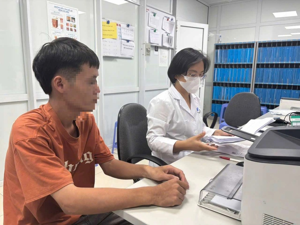 Tự điều trị bệnh da, người đàn ông nằm cáng vì tổn thương khớp nghiêm trọng - 1