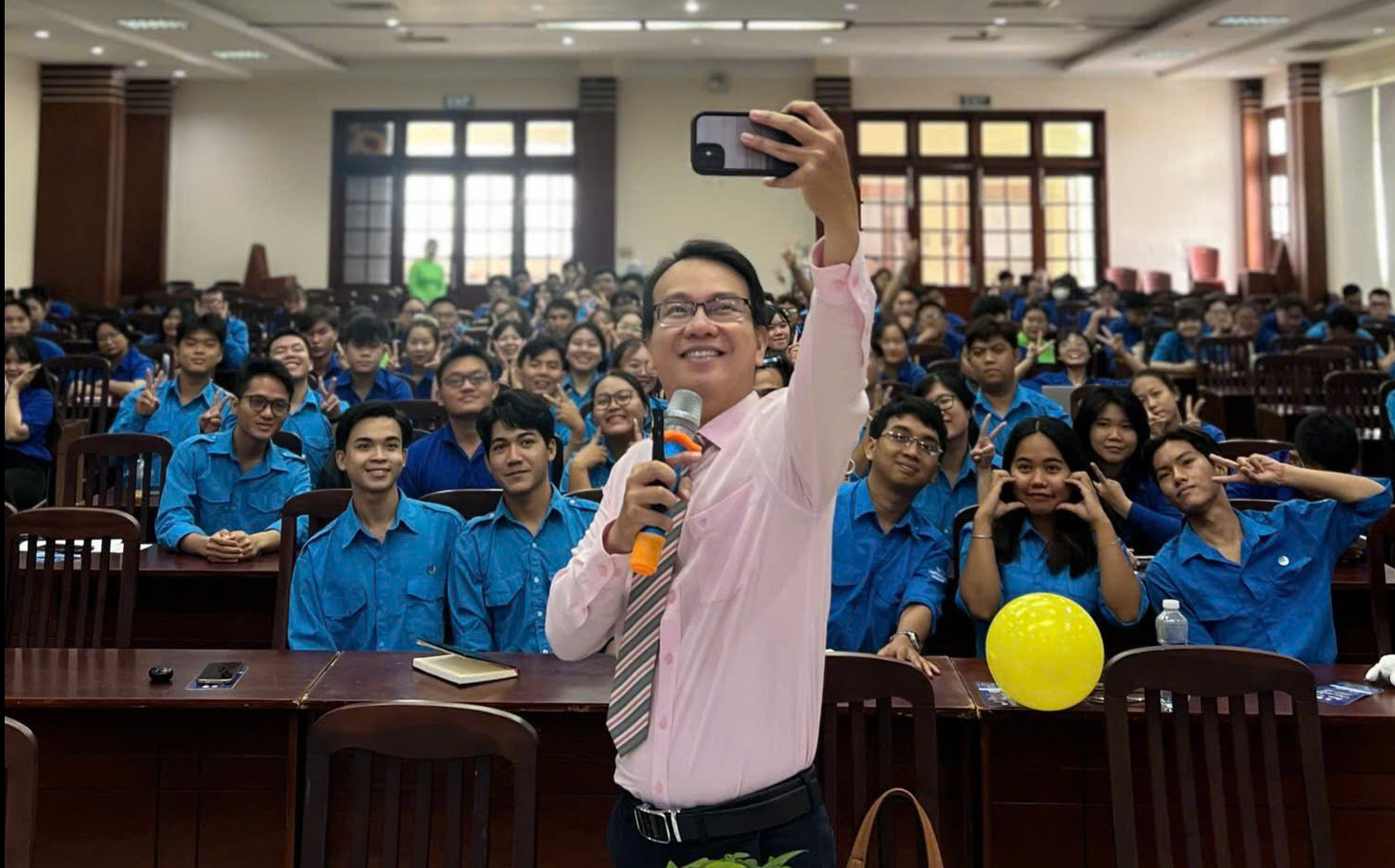 Từ drama cháy khắp cõi mạng của ViruSs: Cơn sốt hay hiểm họa tâm lý? - Ảnh 1.