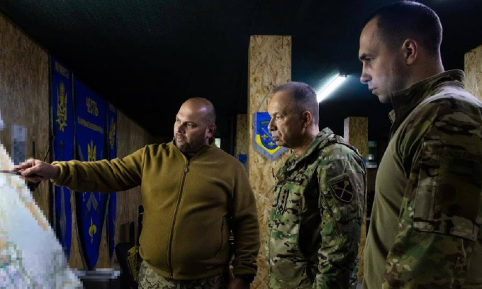 Tư lệnh Oleksandr Syrsky (giữa) và lữ đoàn trưởng Taras Maksimov (trái) tại mặt trận Pokrovsk trong ảnh đăng hôm 30/10. Ảnh: Facebook/CinCAFofUkraine