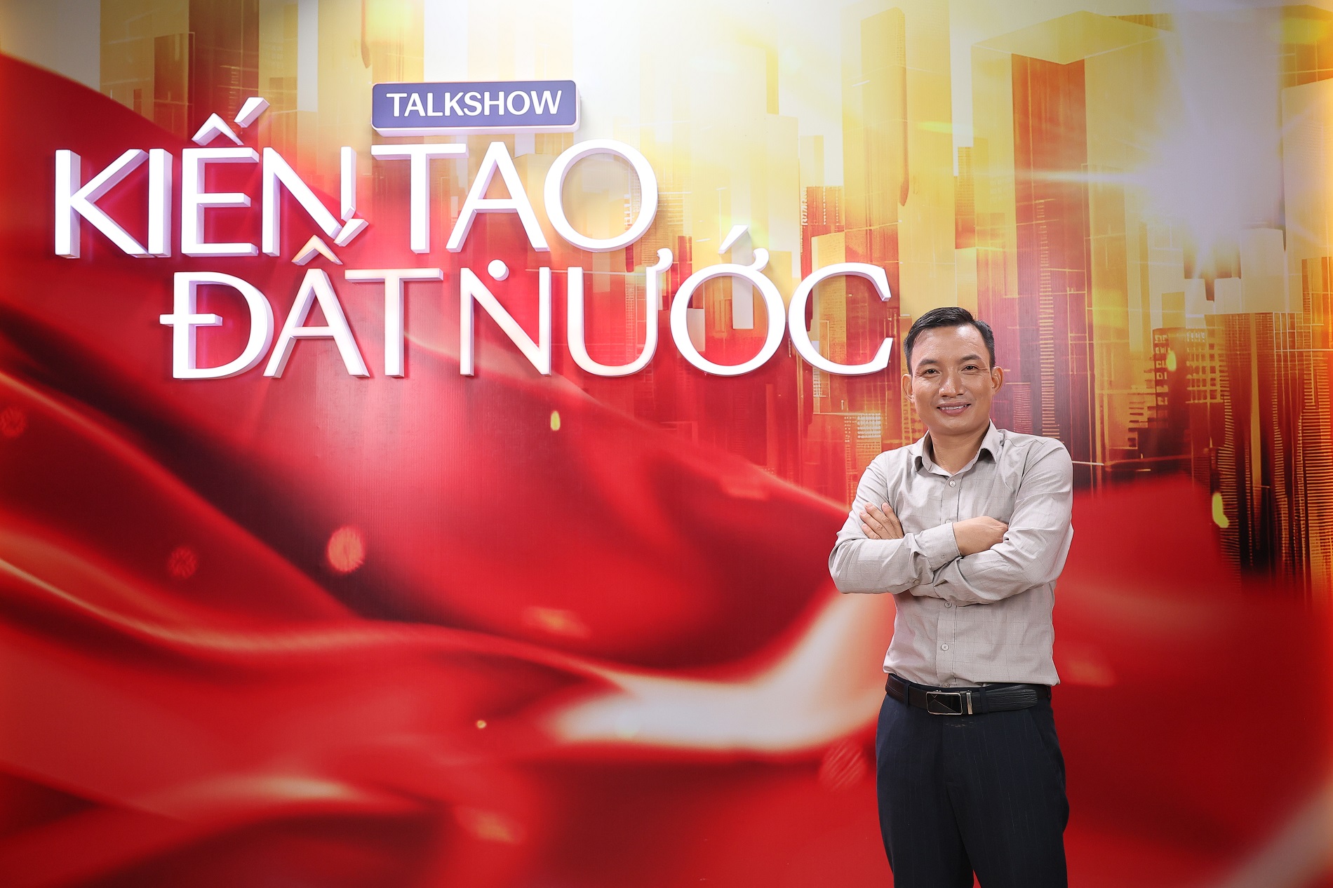 Từ bản thiết kế vẽ trên nền đất bờ ruộng tới xưởng chế tác nông cụ, sức sáng tạo của anh nông dân làm nên điều không tưởng - Ảnh 1. Từ bản thiết kế vẽ trên nền đất bờ ruộng tới xưởng chế tác nông cụ, sức sáng tạo của anh nông dân làm nên điều không tưởng - Ảnh 1.