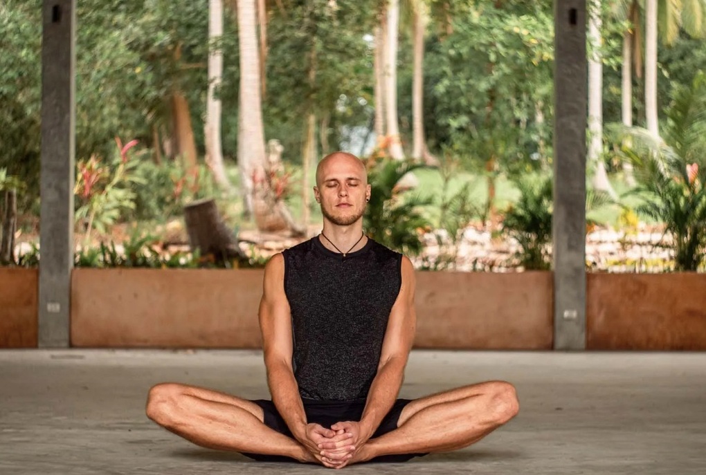Tư thế yoga đơn giản nhưng đặc biệt tốt cho nam giới - 1