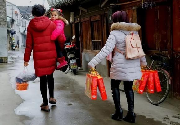 Người có ba mối không thân