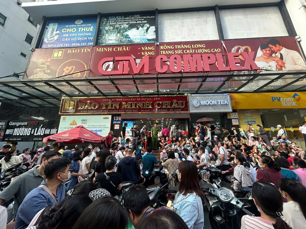 Khá đông người dân Hà Nội đã đẩy mạnh mua bán vàng trong những ngày gần đây. Ảnh: CTV Tuyên bố của Tổng thống Mỹ khiến giá vàng thế giới đột ngột giảm rất mạnh