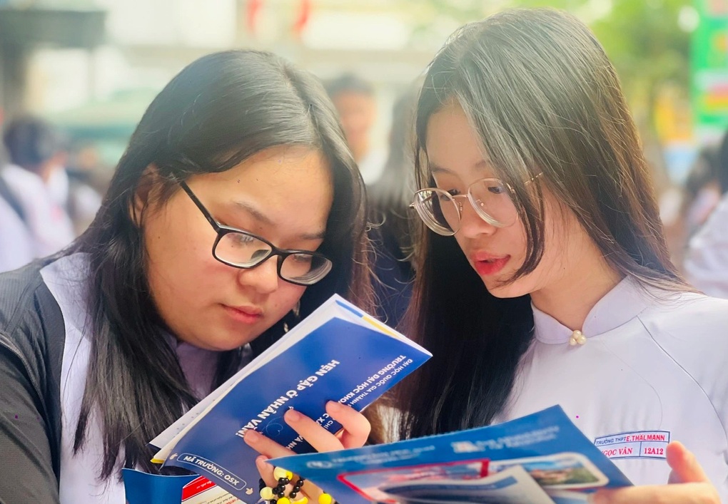 Tuyển sinh 2026, nhiều trường đại học tiếp tục “siết” điểm học bạ - 2