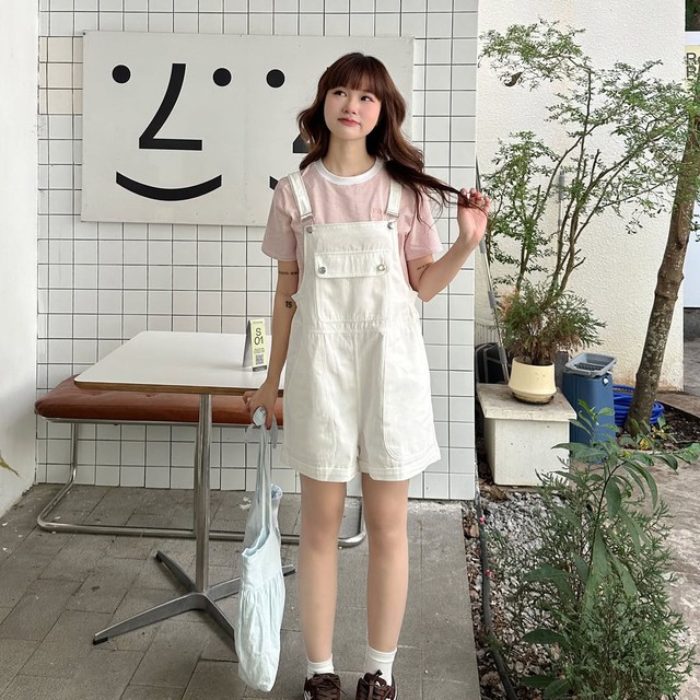 Tuyệt chiêu ‘trẻ mãi không già’ với quần yếm năng động- Ảnh 1.