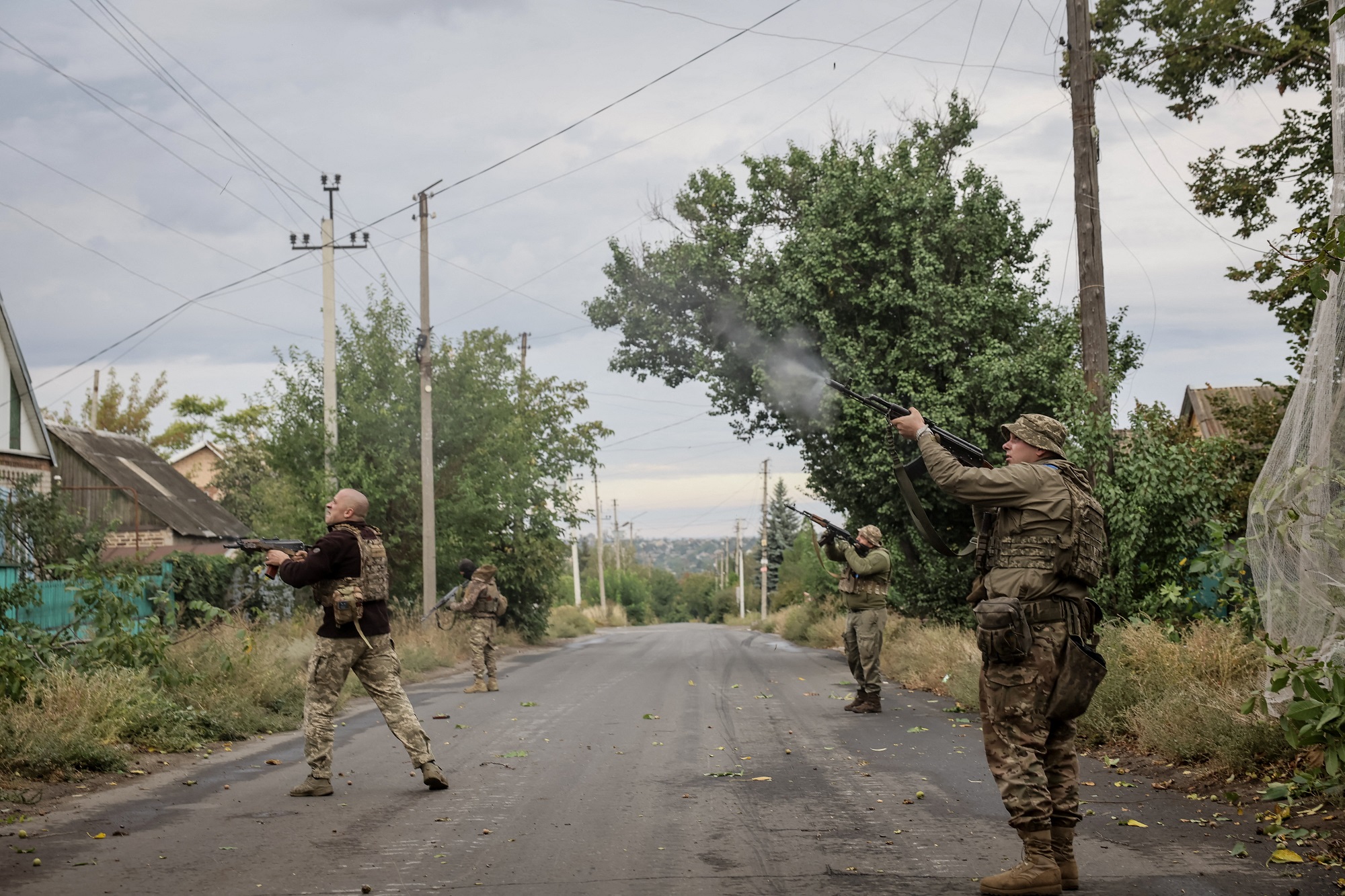 Chiến sự Ukraine ngày 1.333: Ukraine tấn công 12 vùng của Nga trong đêm- Ảnh 1.