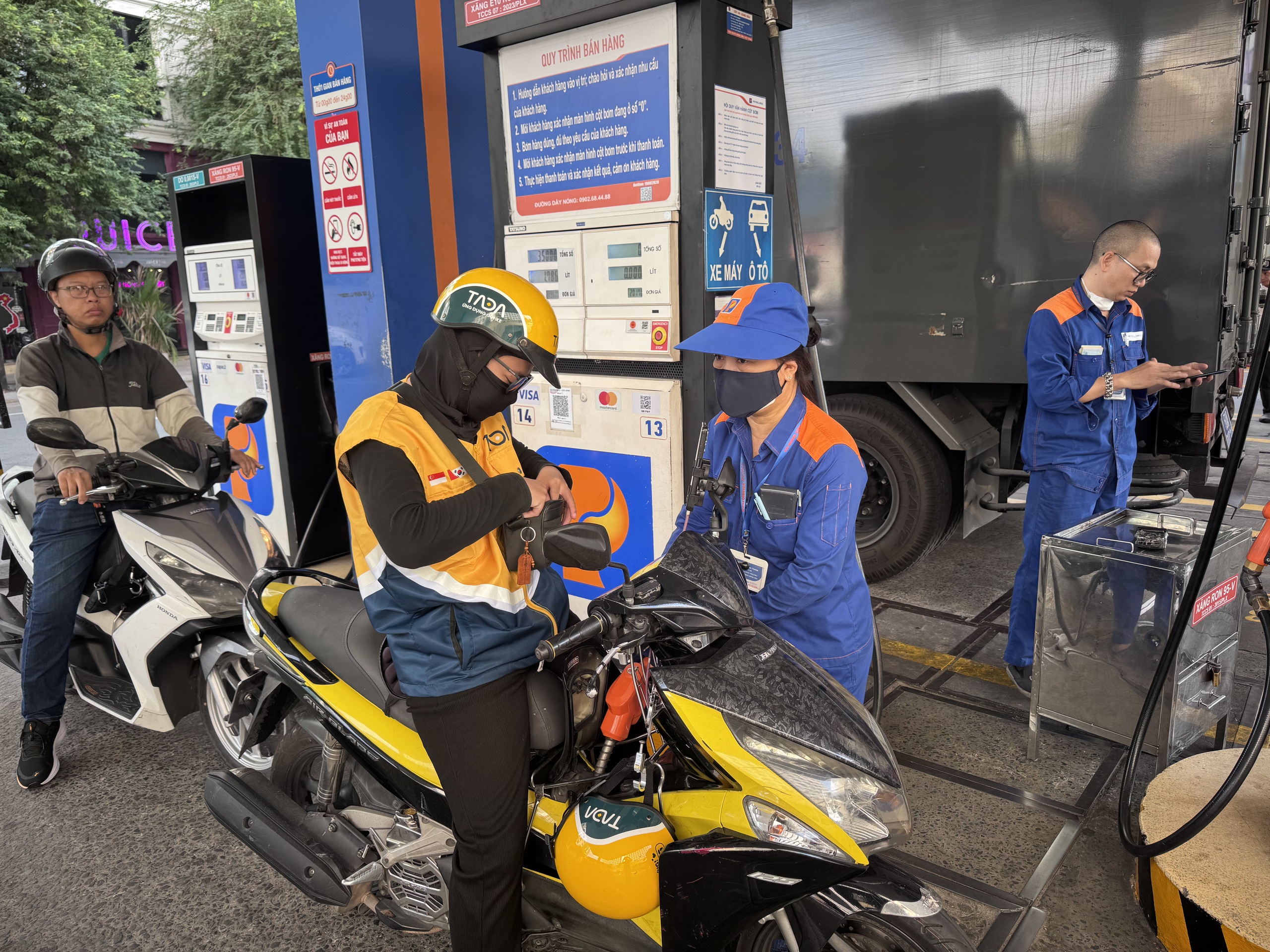 Ứng dụng gọi xe giá rẻ gây áp lực lên Grab và Be tại TP HCM - Ảnh 1.