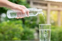 Dấu hiệu bất thường sau khi uống nước cảnh báo thận yếu