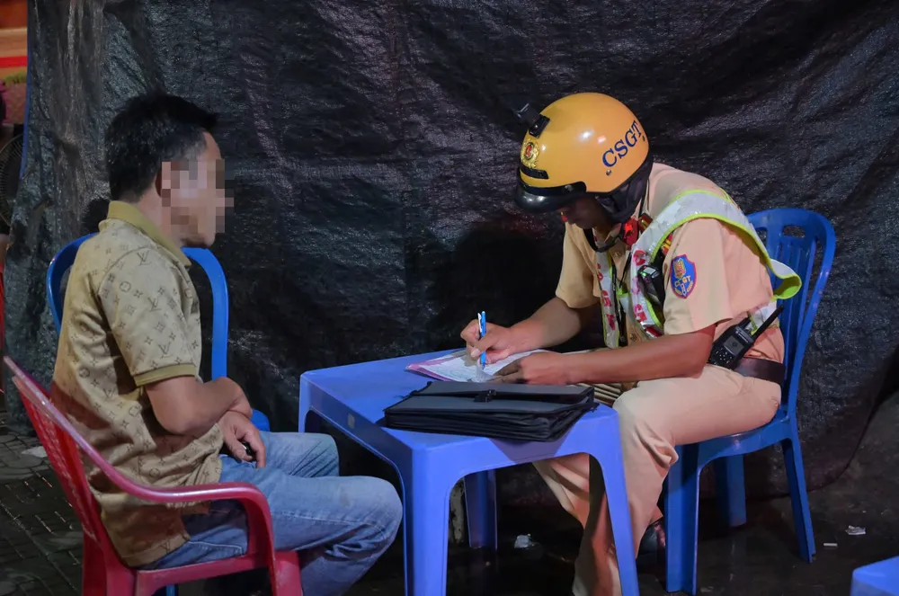 Ông NVH (50 tuổi, ngụ TP.HCM) vi phạm nồng độ cồn ở mức 0,259mg/l khí thở. Ảnh: PHẠM HẢI Uống bia mừng 20-10, tài xế bị xử phạt 9 triệu đồng vì vi phạm nồng độ cồn