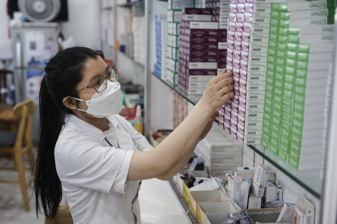 Bác sĩ cấp phát thuốc cho bệnh nhân. Ảnh: Quỳnh Trần