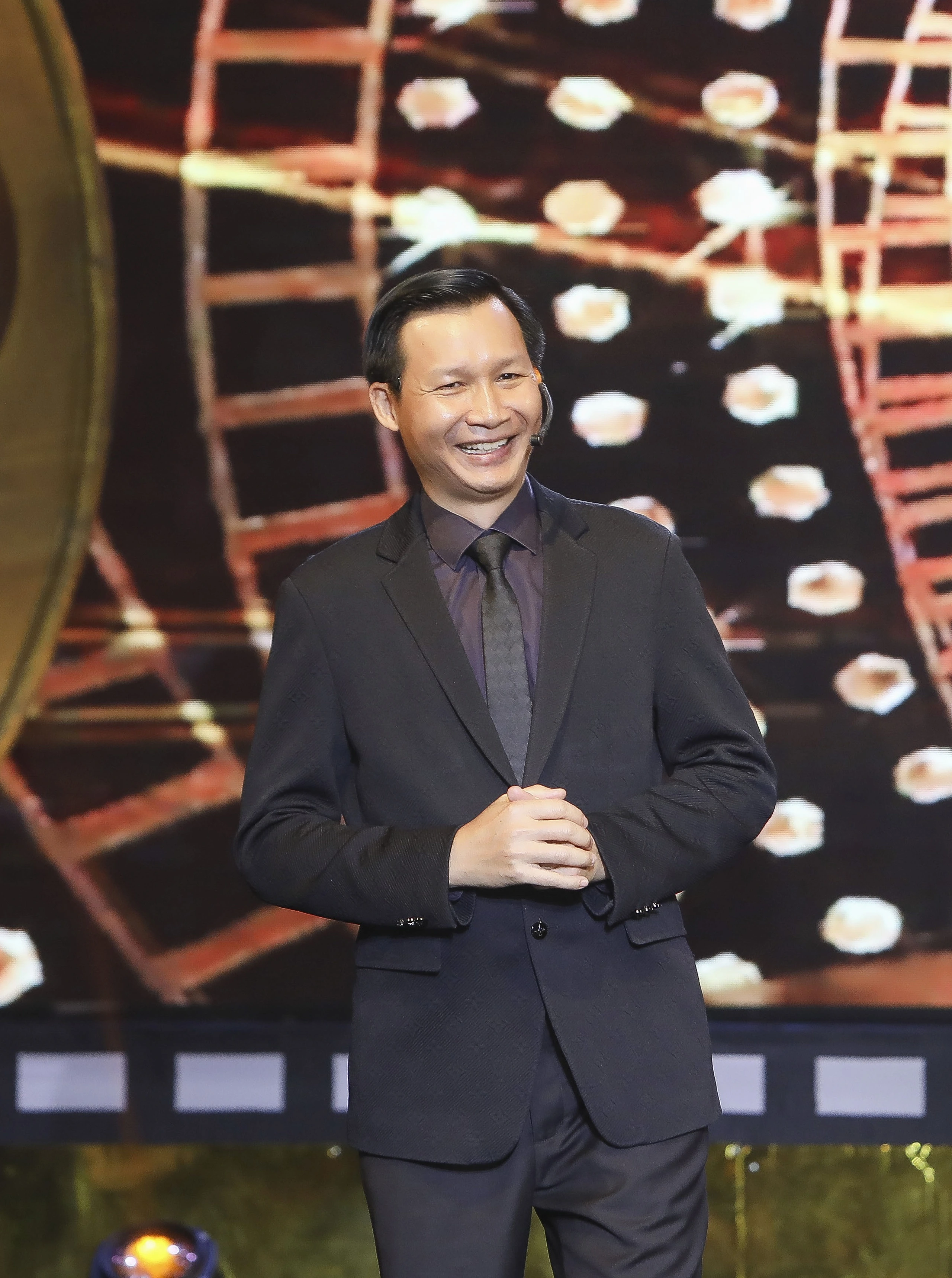 Uyển Ân giấu Trấn Thành đóng "cảnh nóng", 26 tuổi vẫn bị anh trai nhắn "con nít mà ăn mặc hở hang dữ vậy" 4 Đạo diễn Vũ Thành Vinh có những lý giải về cảnh 18+ trong phim.